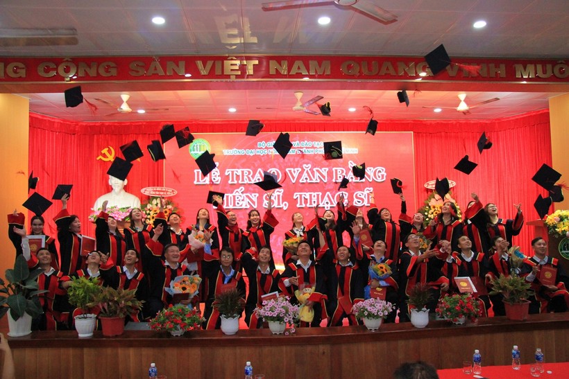 119 Tiến sĩ, Thạc sĩ Trường ĐH Nông Lâm nhận bằng tốt nghiệp ảnh 1