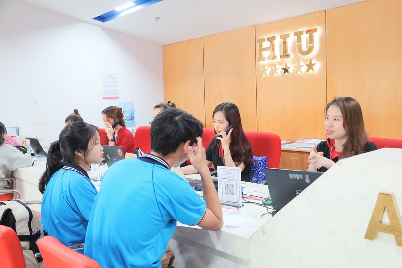 Các thí sinh làm hồ sơ xét tuyển tại Trường ĐH Quốc tế Hồng Bàng.