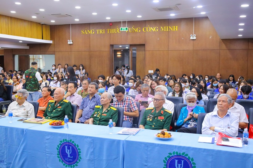 Trường ĐH Luật TPHCM tổ chức tọa đàm 'Giữ lửa truyền thống' ảnh 1
