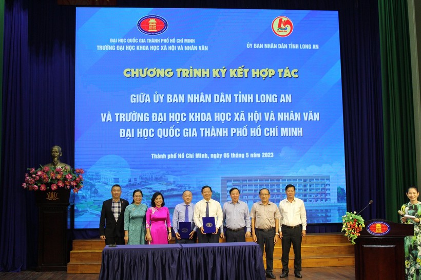 Trường ĐH KHXH&NV (ĐHQG TPHCM) ký hợp tác với UBND tỉnh Long An ảnh 1