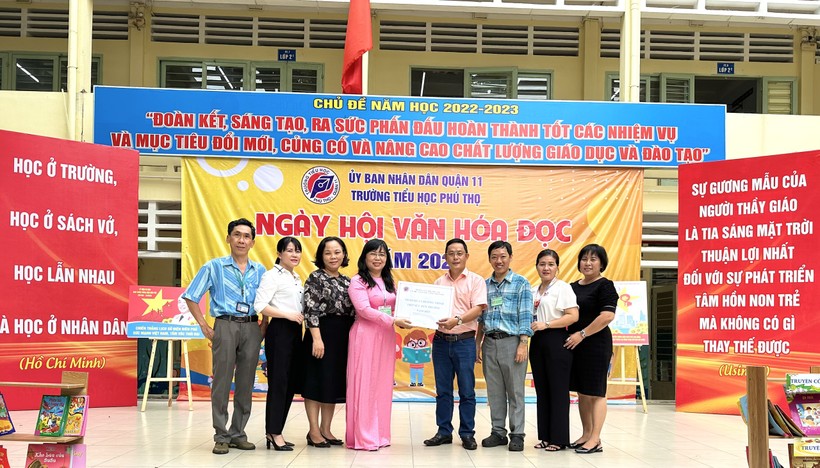 Thầy cô Trường Tiểu học Phú Thọ (Quận 11, TPHCM) trao những phần quà cho học sinh vùng khó.