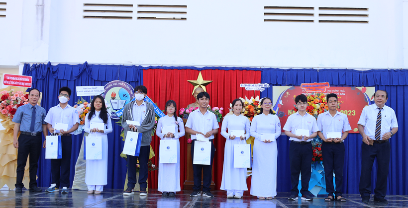 PGS.TS Vũ Văn Nhiêm (trái)- Chủ tịch Hội đồng Trường ĐH Luật TPHCM trao học bổng cho học sinh đặc biệt xuất sắc. 