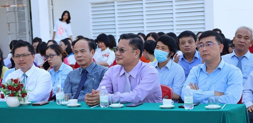 Trường ĐH Luật TPHCM trao học bổng cho học sinh tỉnh Khánh Hòa ảnh 1