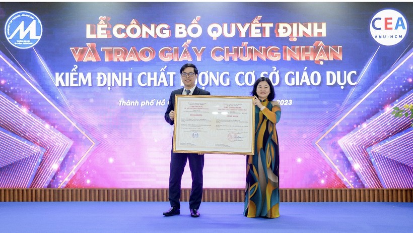 PGS. TS Phạm Tiến Đạt, Hiệu trưởng UFM (trái) đón nhận Giấy chứng nhận đạt chuẩn kiểm định từ Trung tâm Kiểm định chất lượng giáo dục - Đại học Quốc gia TPHCM. 