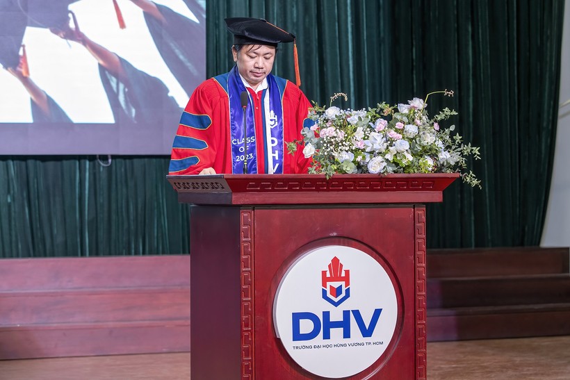 Trường ĐH Hùng Vương TPHCM trao bằng tốt nghiệp sớm cho sinh viên ảnh 1