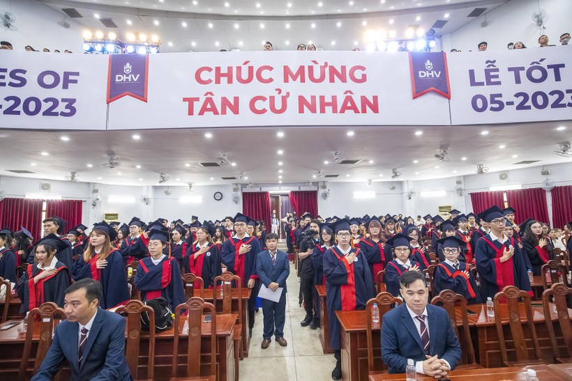 Trường ĐH Hùng Vương TPHCM trao bằng tốt nghiệp sớm cho sinh viên ảnh 2