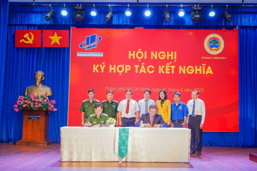 Trường Đại học Mở TPHCM ký kết hợp tác với Sư đoàn 5, Quân khu 7.