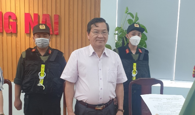 Ông Trần Minh Hùng, nguyên Hiệu trưởng Trường Đại học Đồng Nai nghe lệnh bắt. (Ảnh công an).