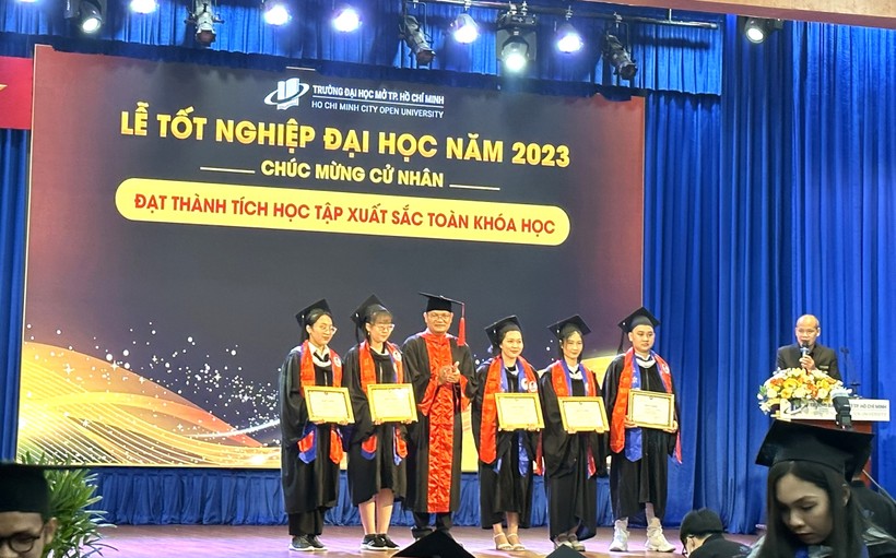 GS Nguyễn Minh Hà, Hiệu trưởng Trường ĐH Mở TPHCM trao bằng tốt nghiệp cho cử nhân xuất sắc toàn khóa. 