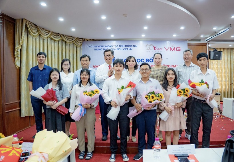 Sở GD&ĐT tỉnh Đồng Nai vinh danh 6 thủ khoa của tỉnh ảnh 1