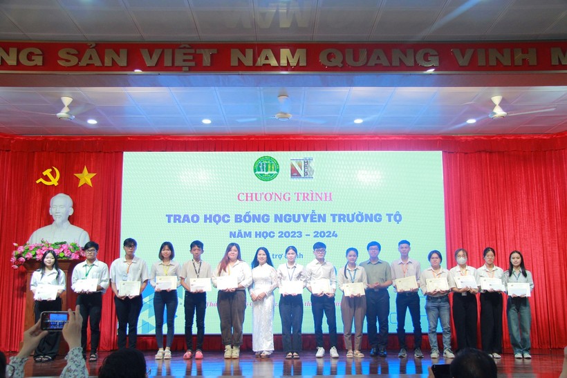 Các sinh viên xuất sắc trong học tập các trường đại học nhận học bổng Nguyễn Trường Tộ.