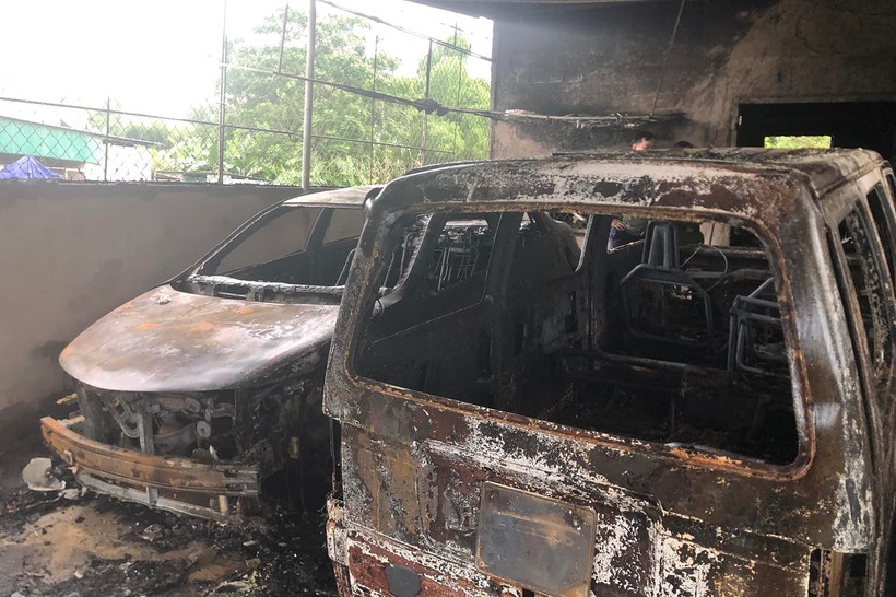 2 chiếc ô tô của gia đình anh S. bị lửa thiêu rụi