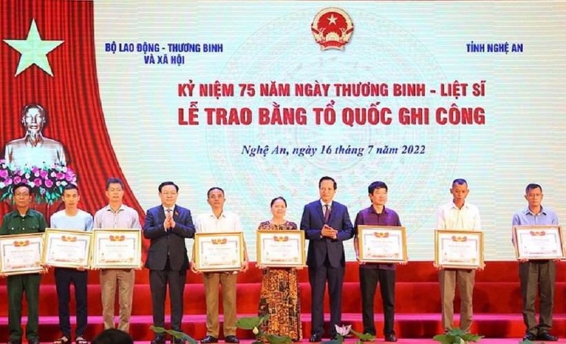 Chủ tịch Quốc hội Vương Đình Huệ trao bằng Tổ quốc ghi công năm 2022 cho các thân nhân liệt sĩ.