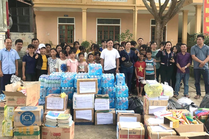 Hàng hóa cứu trợ đến với người dân vùng lũ huyện Kỳ Sơn, Nghệ An.