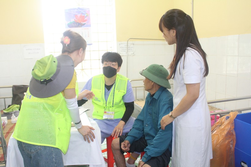 Đoàn thiện nguyện Hàn Quốc khám bệnh, trao quà tại Nghệ An ảnh 2