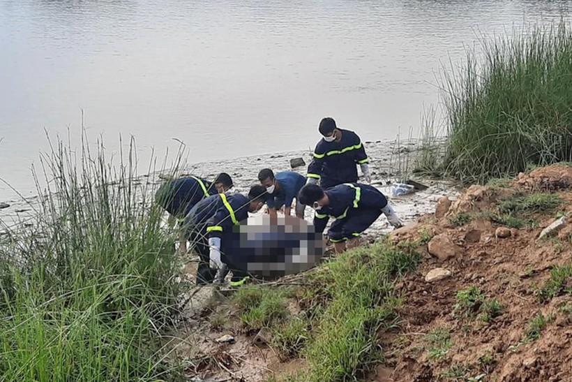 Lực lượng chức năng trục vớt thi thể người phụ nữ. (Ảnh: Phòng PCCC & CNCH Nghệ An)