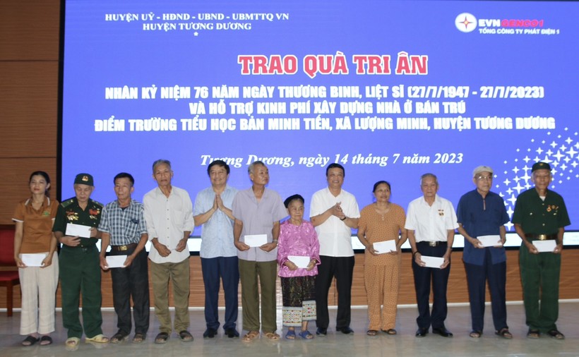 Tổng Công ty Phát điện 1 trao quà tại huyện Tương Dương ảnh 1