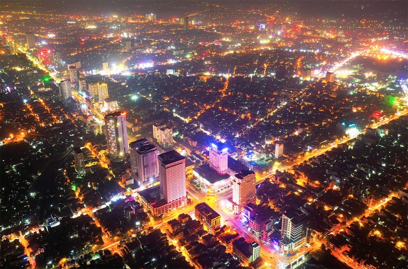 Một góc trung tâm thành phố Vinh về đêm. (Ảnh: Sách Nguyễn)