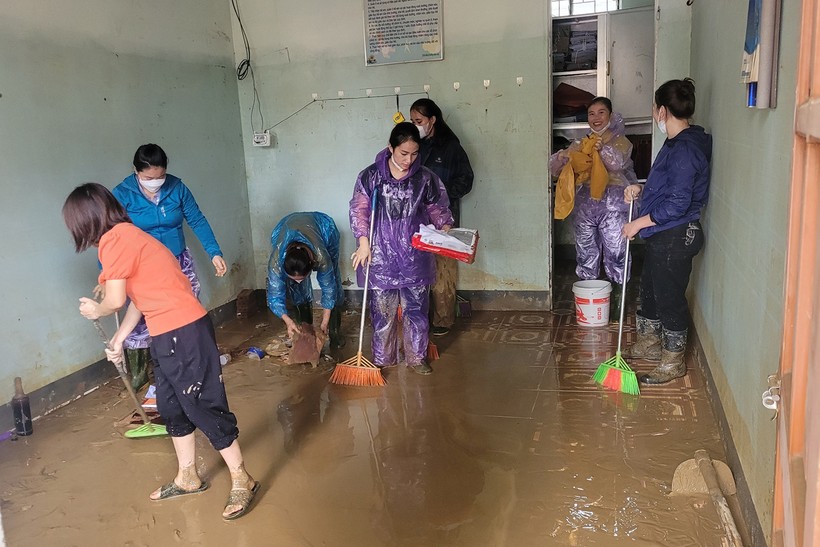 Giáo viên ở huyện Quỳ Châu đang cào bùn ra khỏi phòng học. (Ảnh: Phạm Tâm) ảnh 2