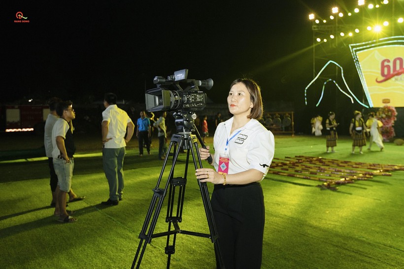 Nữ phóng viên Nguyễn Thị Tú tác nghiệp hiện trường. (Ảnh: NVCC)