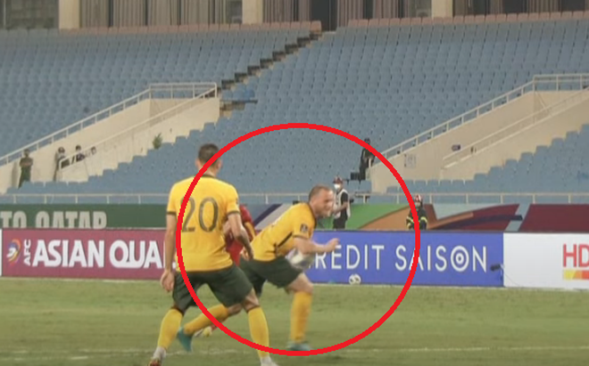 Cầu thủ Australia đã để bóng chạm tay nhưng tuyển Việt Nam không được hưởng phạt đền.