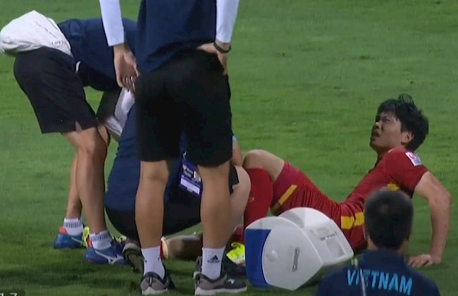 Công Phượng gặp chấn thương nhẹ trong trận đấu với Indonesia.