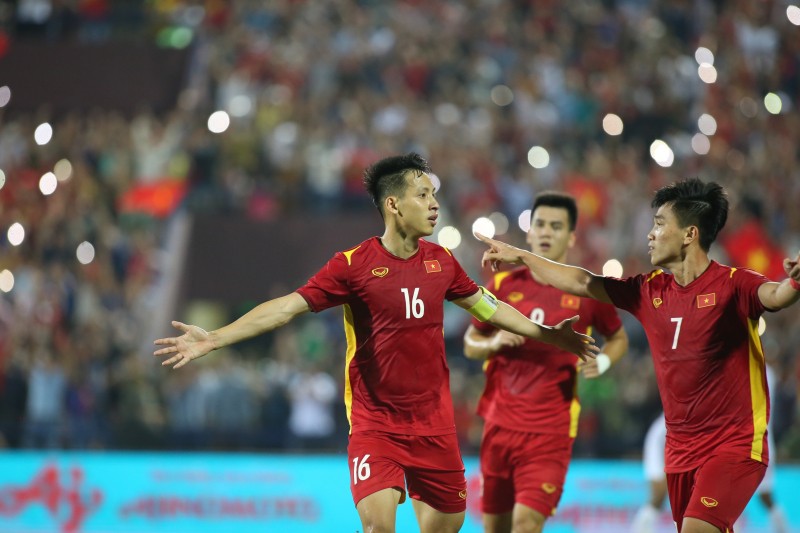 Hùng Dũng giúp U23 Việt Nam vươn lên dẫn đầu bảng A sau 3 lượt trận.