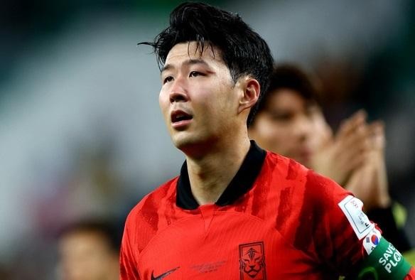 Son Heung-min không giấu được nỗi thất vọng sau trận thua Ghana.
