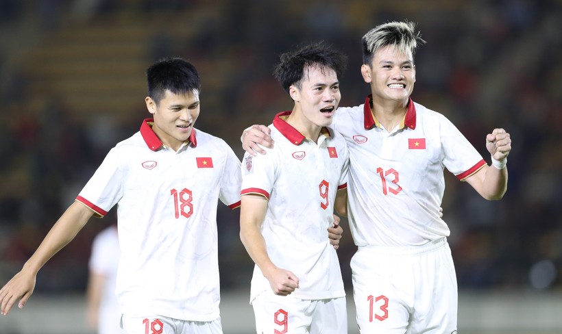 Tuyển Việt Nam gây ấn tượng mạnh với chiến thắng trước Lào ở trận ra quân AFF Cup.