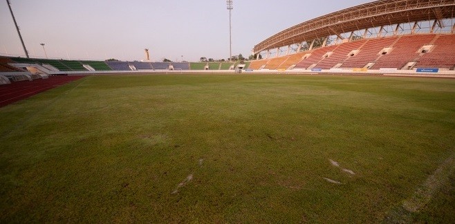 Sân vận động của Lào bị chê không đạt tiêu chuẩn tổ chức AFF Cup.
