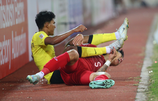Cầu thủ Malaysia nhận thẻ đỏ trong trận gặp Việt Nam vì lỗi đánh nguội.