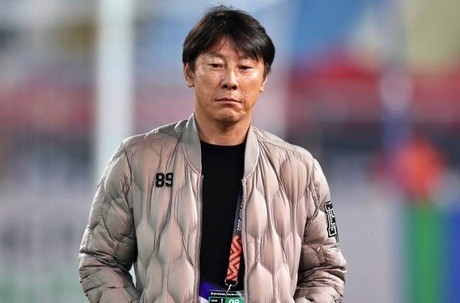 HLV Shin Tae-yong nhận nhiều chỉ trích sau trận thua Việt Nam ở bán kết AFF Cup.