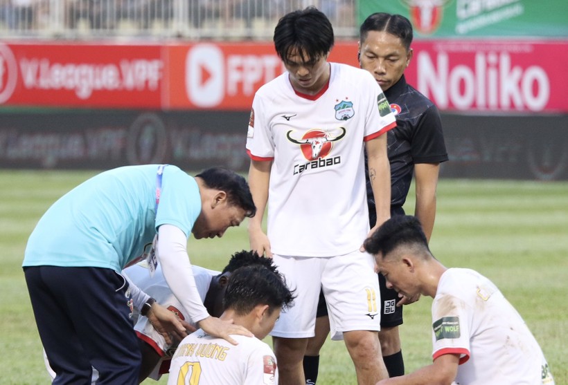 Minh Vương gặp chấn thương khá nặng ở vòng 4 V.League.