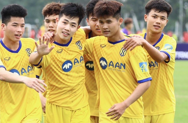 U17 Sông Lam Nghệ An là một trong hai đội bóng đầu tiên vào bán kết U17 quốc gia.