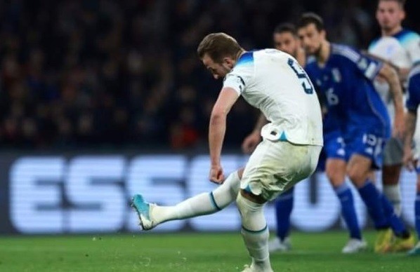 Giúp tuyển Anh đánh bại Italia, Harry Kane được Wayne Rooney ngợi khen.
