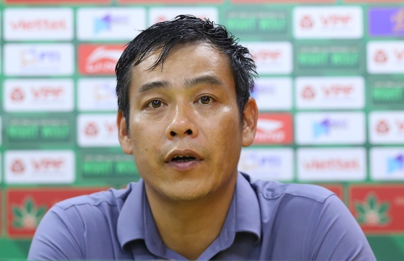 HLV Sông Lam Nghệ An vui mừng với chiến thắng đầu tiên ở V-League 2023.