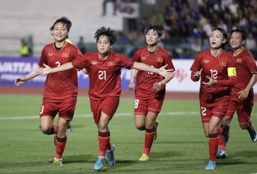 Tuyển nữ Việt Nam vào chung kết SEA Games sau chiến thắng ấn tượng trước Campuchia.