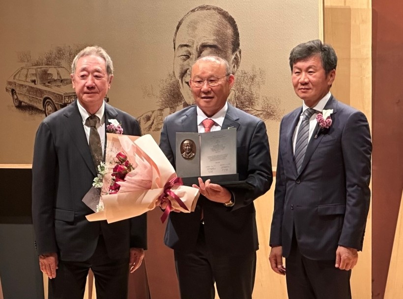 HLV Park Hang Seo nhận giải thưởng Sáng tạo của năm tại Hàn Quốc.
