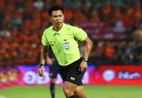 Trọng tài Mongkolchai Pechsri (Thái Lan) điều hành trận đấu giữa TPHCM và CLB Đà Nẵng vào ngày 31/5.