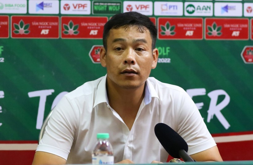 HLV Huy Hoàng không giấu được nỗi sau trận thua Viettel ở vòng 10.