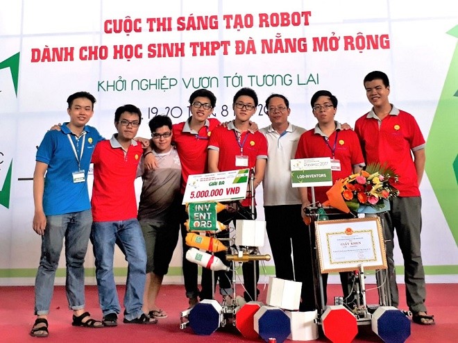 Huỳnh Đức Duy (thứ 5 từ trái sang) đạt giải 3 Robodnic 2017