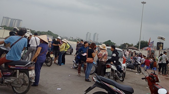 Chợ vé trận Việt Nam - Thái Lan tại cổng sân Mỹ Đình chiều ngày 18/11.