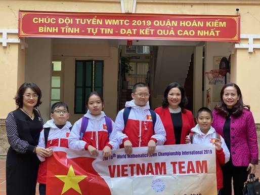 Cô giáo Phan Thị Thắng – Hiệu trưởng cùng giáo viên nhà trường động viên trước khi các em lên đường tham dự kì thi Toán WMTC lần thứ 10 tại Hàn Quốc.