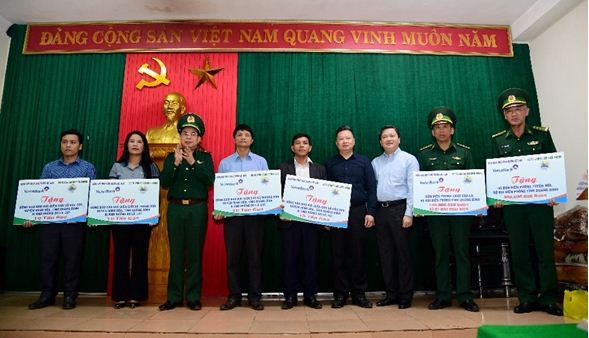 Chủ tịch HĐQT VietinBank Lê Đức Thọ và Thiếu tướng Phùng Quốc Tuấn - Phó Chính ủy BĐBP tặng quà cán bộ, chiến sĩ biên phòng tỉnh Quảng Bình.