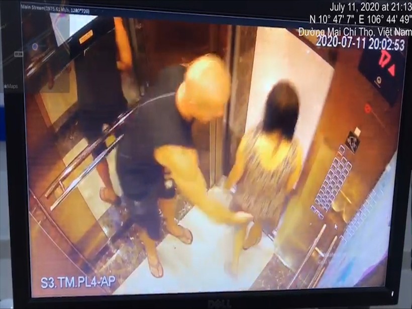 Hình ảnh người phụ nữ Việt Nam bị người đàn ông nước ngoài vỗ mông ngay trong thang máy.