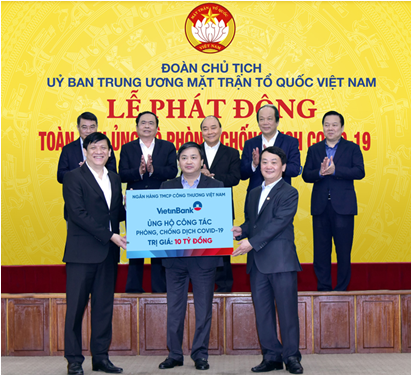 Chủ tịch HĐQT VietinBank Lê Đức Thọ trao ủng hộ 10 tỷ đồng phòng chống dịch COVID-19.