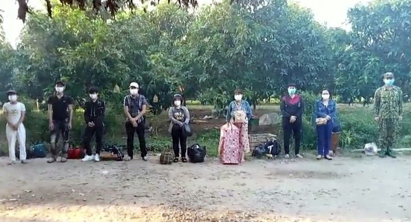 Nhóm người bị bắt giữ khi nhập cảnh trái phép về Việt Nam. Ảnh: Sức khỏe đời sống