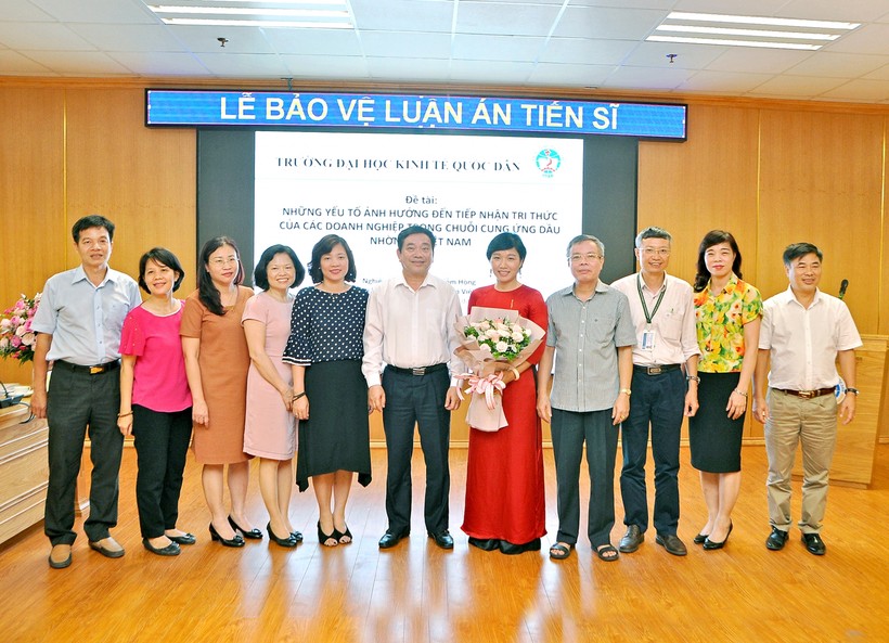 GS.TS Nguyễn Viết Lâm (thứ 4 từ phải sang) trong một buổi lễ bảo vệ luận án tiến sĩ của nghiên cứu sinh do ông hướng dẫn. Ảnh: Nhân vật cung cấp.
