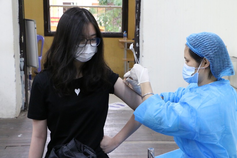 Học sinh nhiều trường THPT đã hoàn thành tiêm mũi 1 vắc xin phòng Covid-19. 
