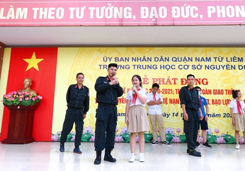 Một buổi tuyên truyền trực tiếp theo chuyên đề về phòng, chống các tệ nạn xã hội tại Trường THCS Nguyễn Du vào tháng 9/2020. 